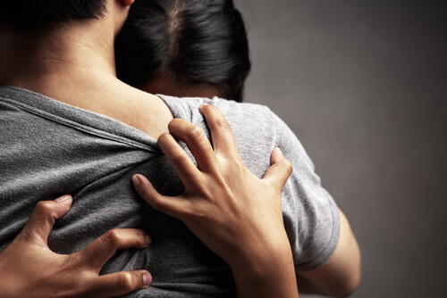 Mujer llorando abrazada a su pareja
