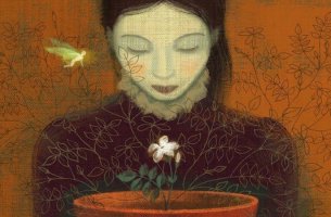 mujer mirando flor intentando hacer predicciones