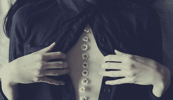 flores en el pecho representando los conceptos erróneos sobre los traumas