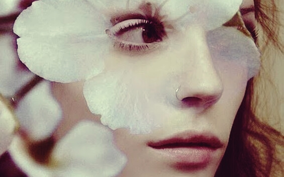 mujer con flor en el rostro representando ser demasiado sensible