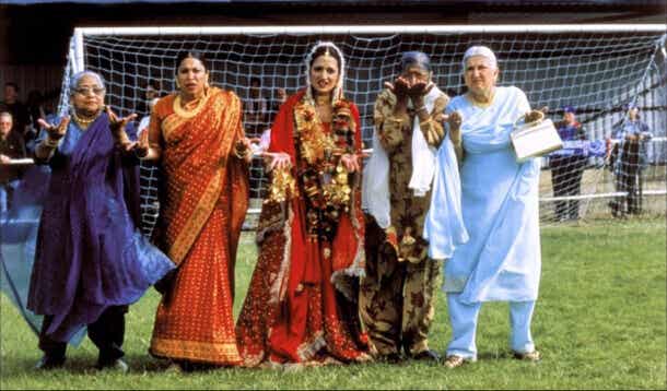 Mujeres de diferentes culturas en un campo de fútbol