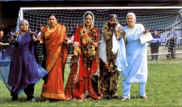 Mujeres de diferentes culturas en un campo de fútbol