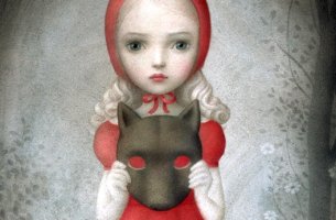 Niña con máscara de lobo