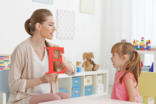 Niña empezando a hablar