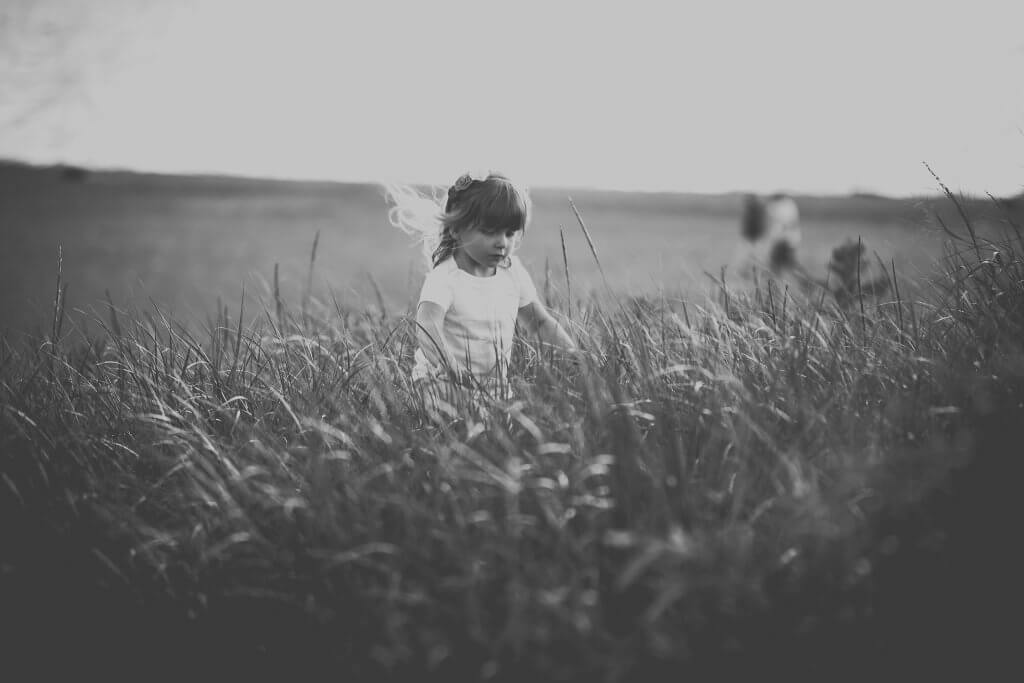 Niña en el campo