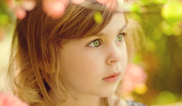 Niña mirando los juegos de los demás