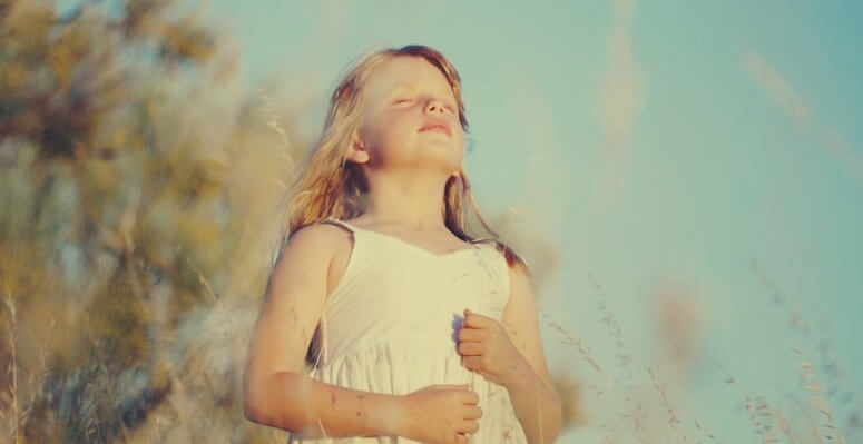 niña que realiza ejercicios de respiración para niños