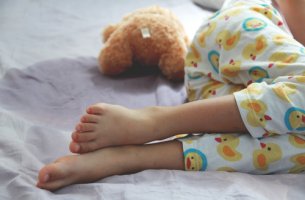 Niño con enuresis dormido