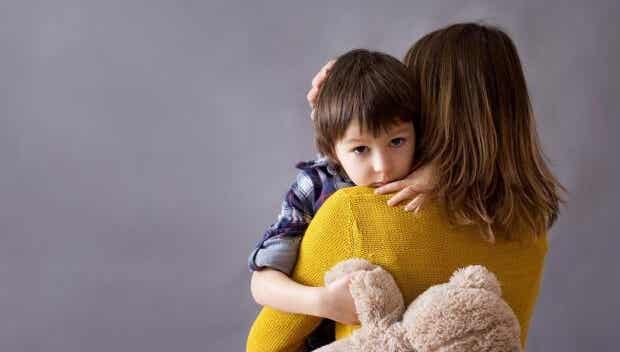 niño en brazos de su madre deprimida