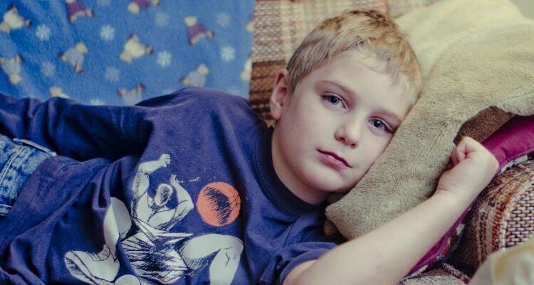 Niño tumbado en el sofá