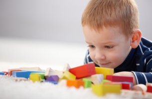 Niño jugando