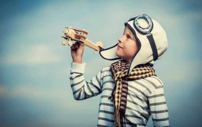 Niño jugando con un avión