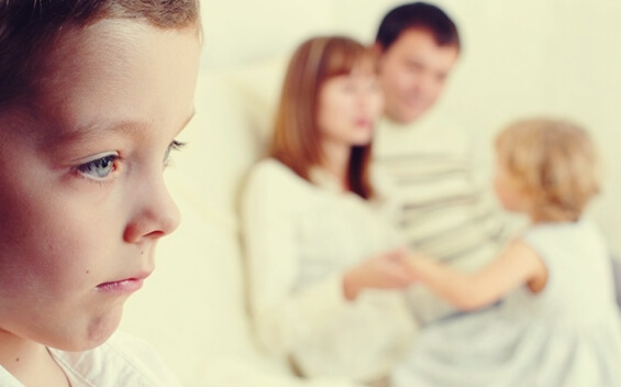 niño serio pensando que su hermana es un niño trofeo