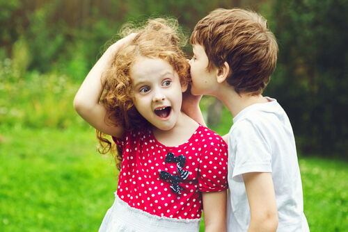 Niños hablando con errores lingüísticos