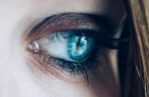 ojo azul triste por ser demasiado sensible