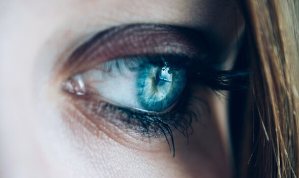 ojo azul triste pensando en cómo deshacernos de las preocupaciones