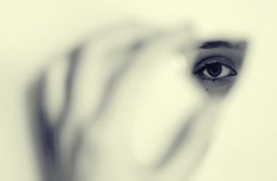 ojo femenino representando el impacto de ser ser invisibles