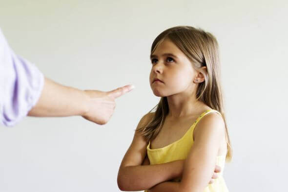 Padre castigando a su hija