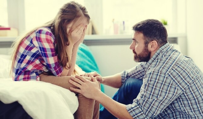 Padre e hija representando el el papel de los padres en la alimentación