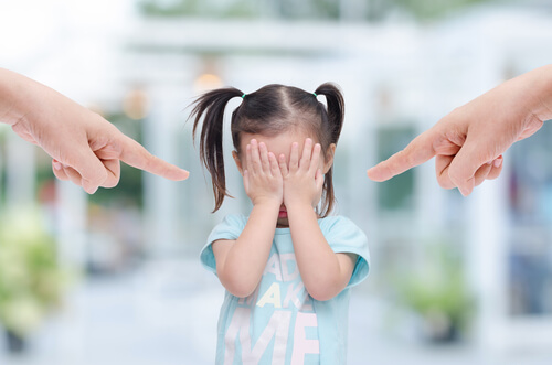 Padres echando culpas a su hija