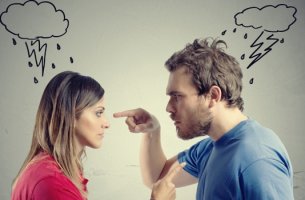 Pareja con nubes en la cabeza teniendo comportamientos tóxicos
