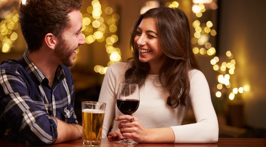 chico y chica en una cita representando las relaciones de pareja postmodernas