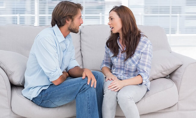Pareja hablando de sus problemas