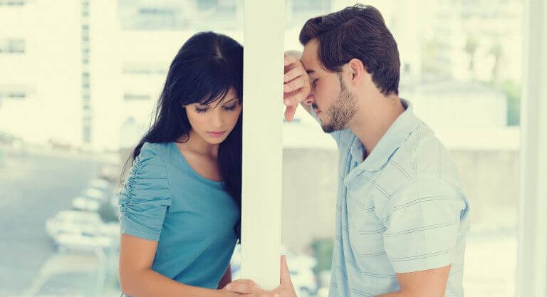 Pareja separada por una pared
