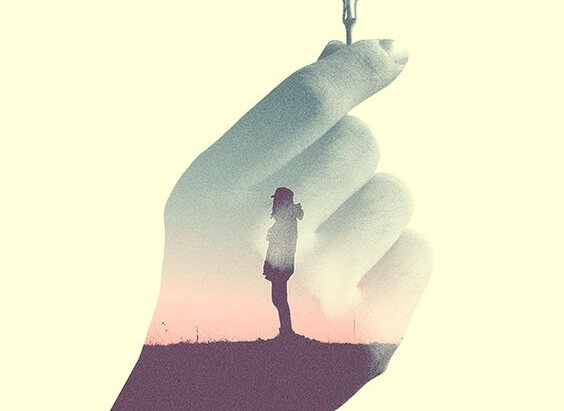 persona dentro de una mano representando la sencillez