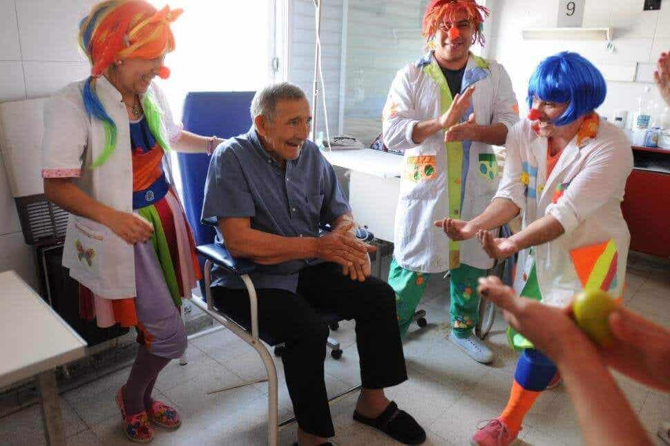 Persona mayor en una sesión de risoterapia