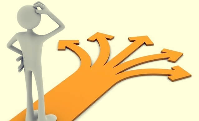 persona eligiendo un camino representando las teorías de Joseph E. Stiglitz