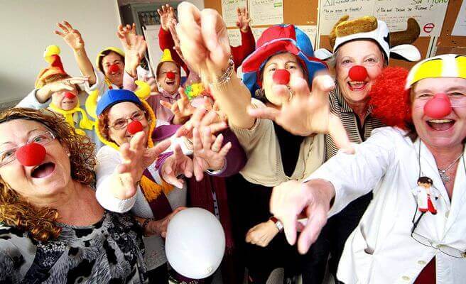 Personas con nariz de payaso