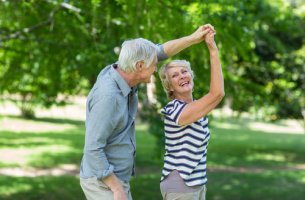 Personas mayores bailando como ejemplo de envejecer con salud
