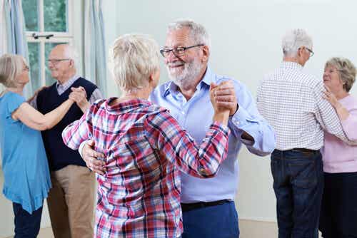 Personas mayores bailando para combatir el envejecimiento cerebral