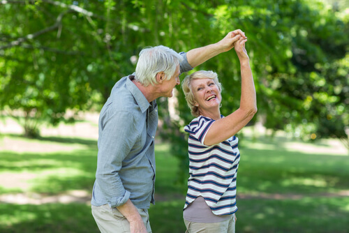 Personas mayores bailando como ejemplo de envejecer con salud
