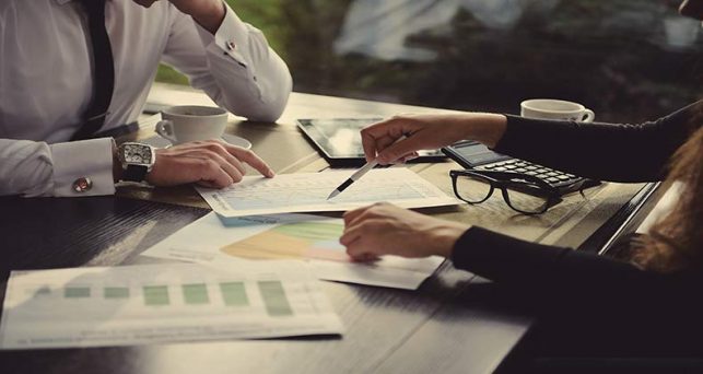 equipo de trabajo aprendiendo a negociar