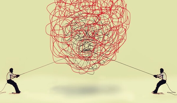 personas tirando de un hilo enrollado simbolizando el arte de aprender a discrepar