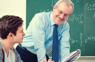 profesor con su alumno trabajando el temario