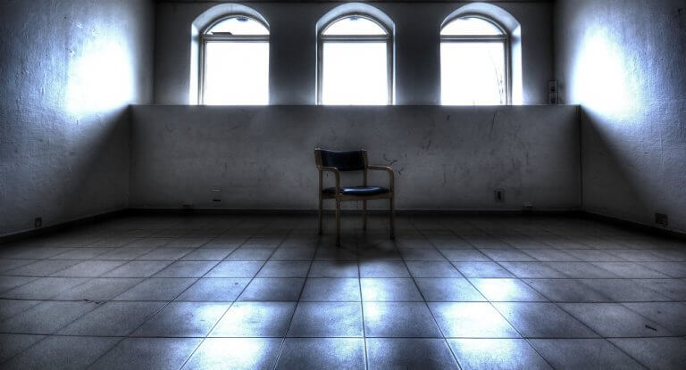 Sala de un psiquiátrico simbolizando un experimento de antipsiquiatría