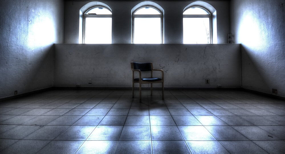 sala de un psiquiátrico para representar la obra de Torcuato Luca de Tena Los renglones torcidos de Dios