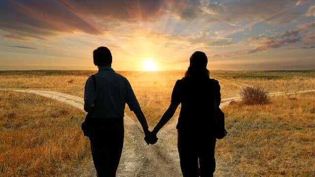 hombre y mujer mirando diferentes caminos representando las relaciones de pareja postmodernas