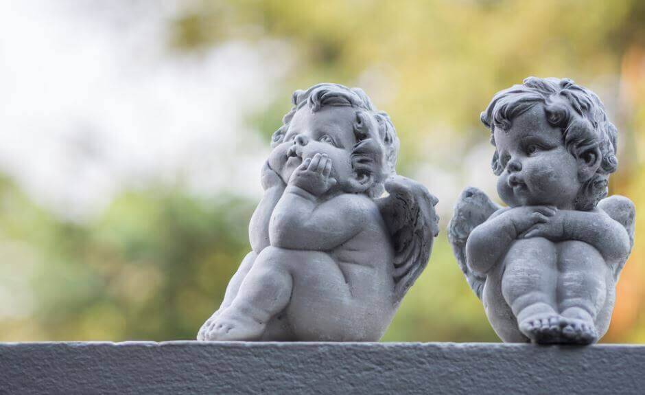 Ángeles pensando en el amor