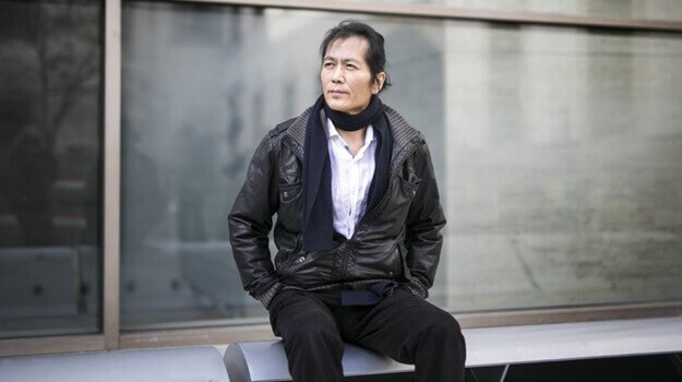 Byung Chul Han simbolizando el arte de estar bien contigo mismo