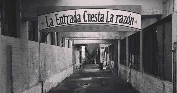 Calle con un letrero