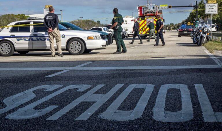 Carretera con guardias de seguridad