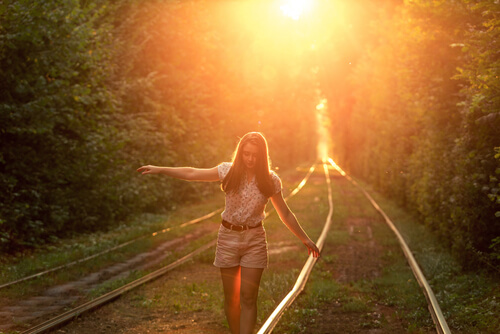 Chica andando por un camino
