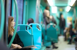 Chica en tren
