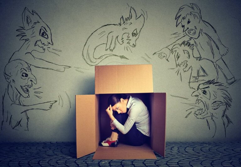 Chica escondida en una caja