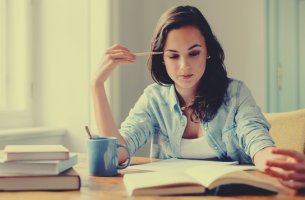 chica leyendo en voz alta
