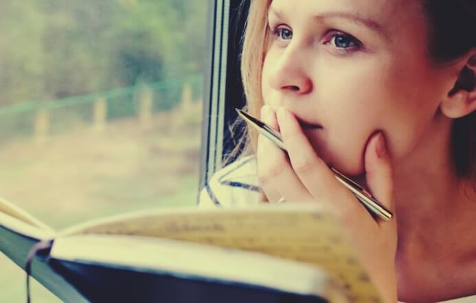 chica leyendo en voz alta